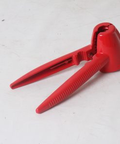 Casse-noix en métal rouge